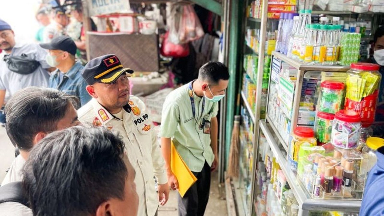 Satpol PP Jakarta Selatan menindak toko obat tanpa izin usaha di Mampang Prapatan sebagai tindak lanjut pengawasan peredaran obat-obatan terlarang.
