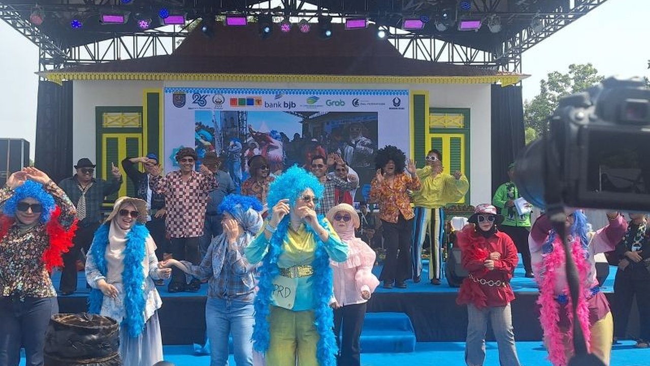 Lebaran Depok 2025 meriah dengan pejabat berdandan ala 70-an, lestarikan tradisi Betawi, dan promosikan wisata budaya Depok.