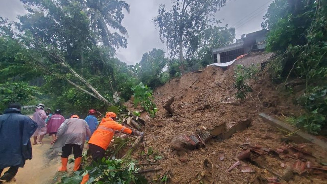 Longsor menerjang lereng Gunung Wilis Trenggalek, enam warga hilang diduga tertimbun. Hujan deras picu longsor, tim SAR lakukan pencarian.