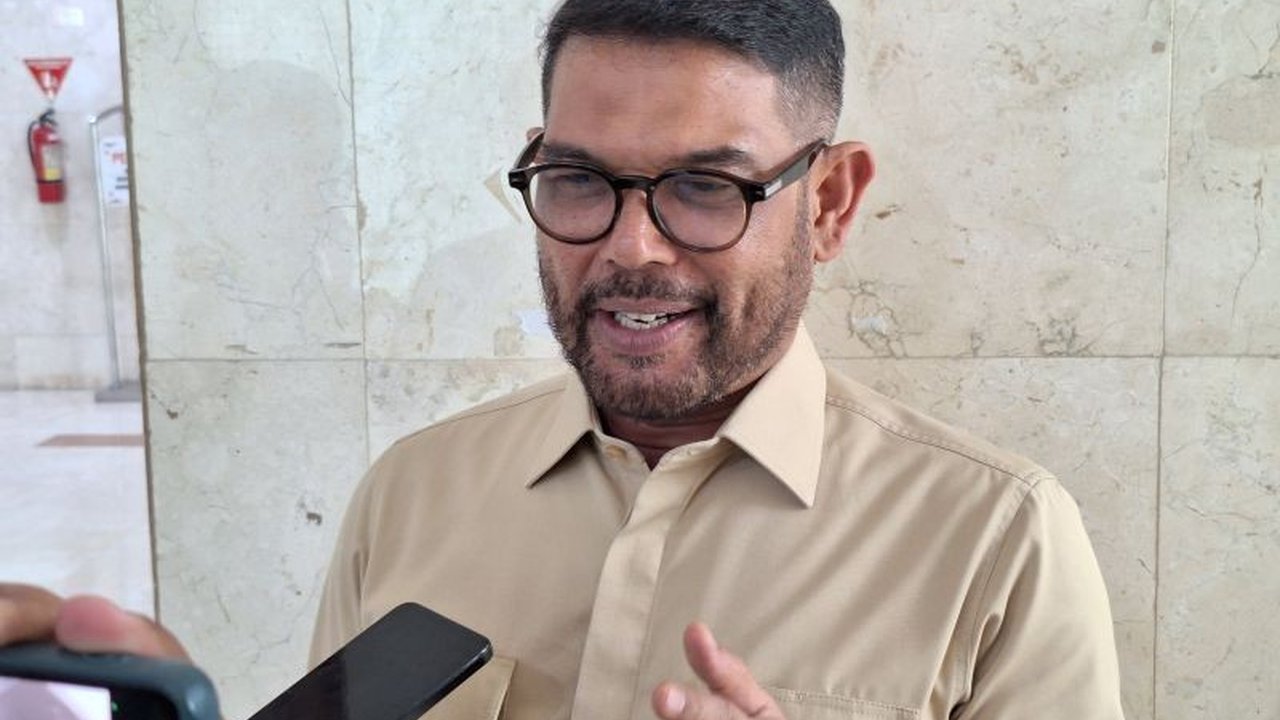 Anggota DPR mendesak polisi menangkap pengelola grup Facebook 'Fantasi Sedarah' karena konten inses yang bertentangan dengan nilai Pancasila.