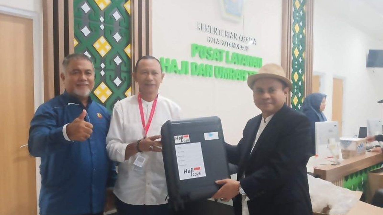 Kemenag Kotamobagu serahkan koper kepada 98 calon haji sebagai persiapan ibadah haji 2025, dilengkapi buku panduan dan ID card.