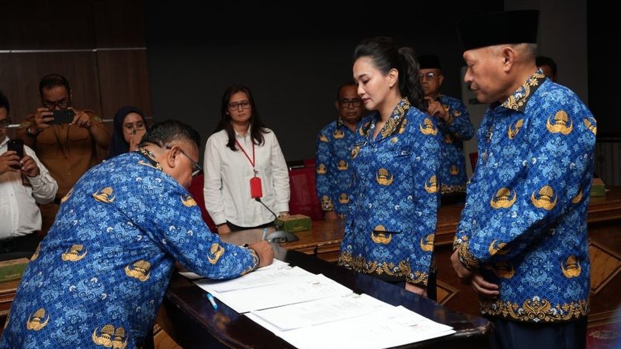 Gubernur Maluku Utara minta aparatur negara maksimalkan pelayanan masyarakat dengan memberikan kemudahan akses rujukan bagi pasien prioritas.