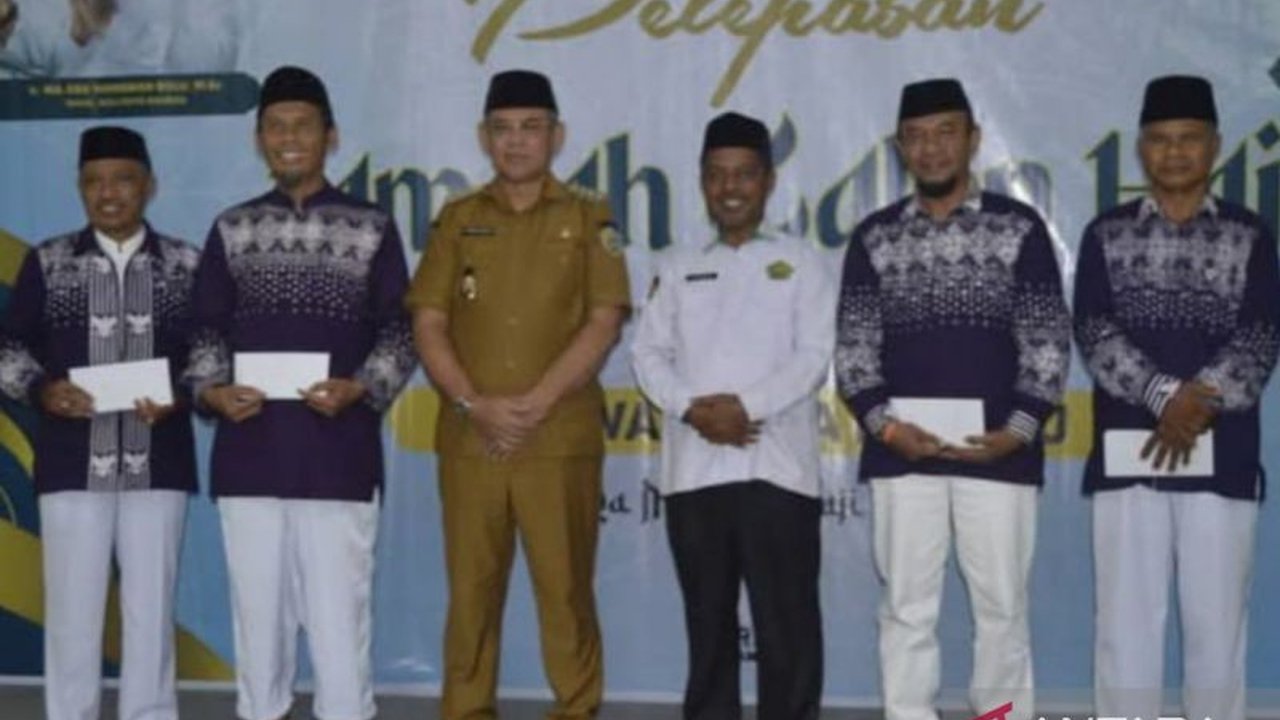 Wali Kota Baubau melepas 143 calon haji, berpesan agar menjaga nama baik daerah dan mendoakan keberkahan serta kedamaian Baubau.