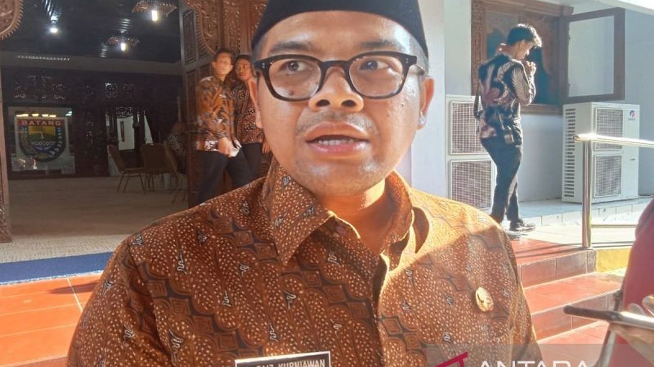 Pemkab Batang benahi regulasi ketenagakerjaan dengan memprioritaskan tenaga kerja lokal berusia 35 tahun ke atas melalui peraturan daerah inklusif.