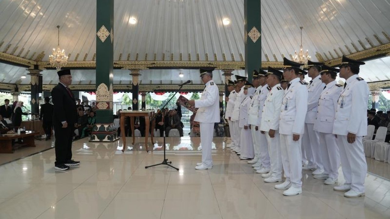 Bupati Sleman lantik 155 pejabat administrator, pengawas, dan kepala puskesmas. Pejabat diminta tingkatkan kinerja dan layani masyarakat tanpa pilih-pilih.