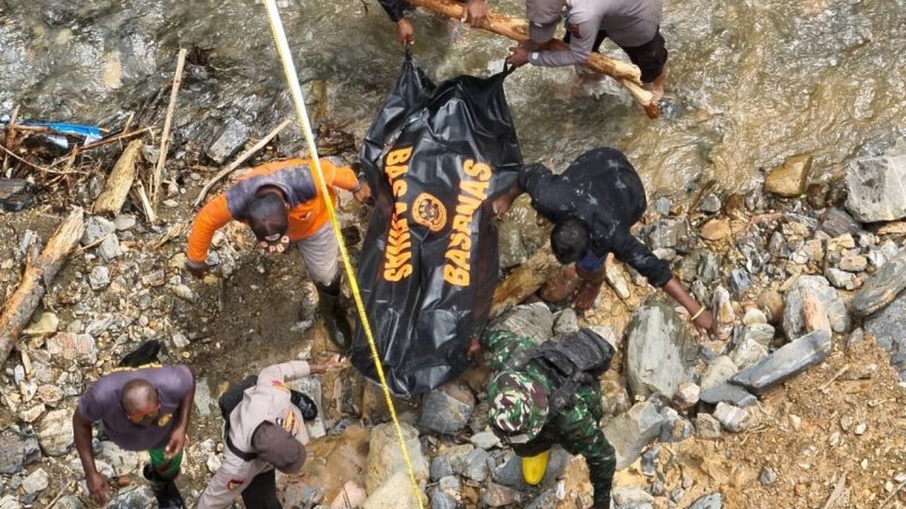 Tim SAR gabungan evakuasi lima jenazah korban banjir bandang dan tanah longsor di Pegunungan Arfak, total korban meninggal menjadi enam orang.