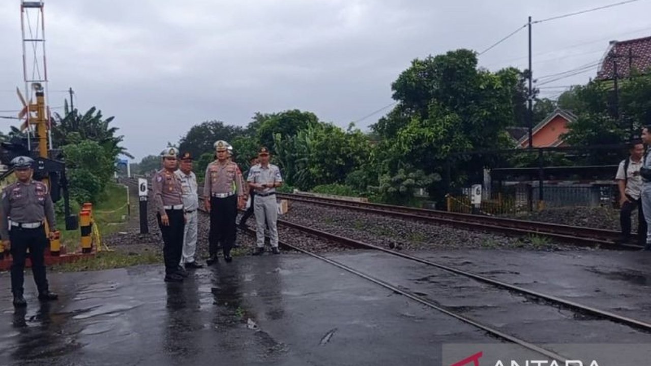 Kecelakaan tragis melibatkan KA Malioboro Ekspres dan tujuh motor di Magetan, mengakibatkan empat orang tewas dan beberapa luka-luka.