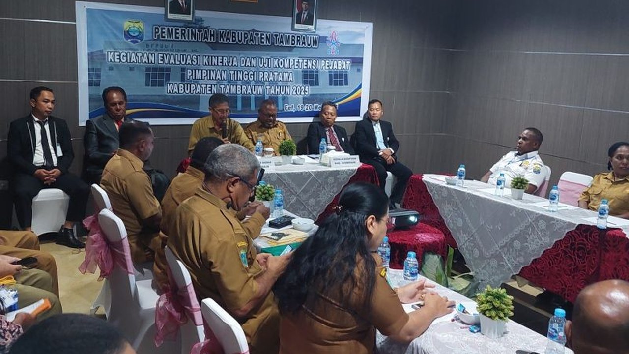 20 pejabat tinggi Pemkab Tambrauw mengikuti evaluasi kinerja dan uji kompetensi untuk meningkatkan kualitas pelayanan publik dan kinerja pemerintahan daerah.
