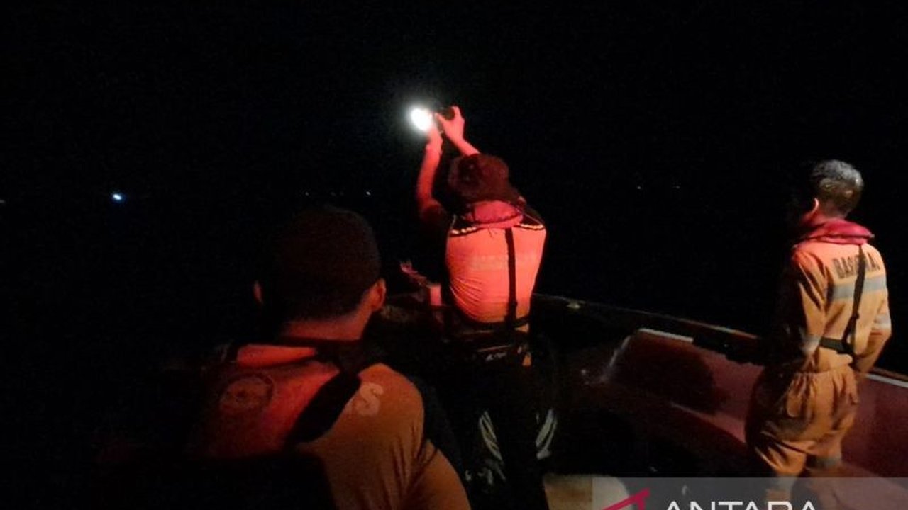 Tim SAR Pangkalpinang berhasil evakuasi KM Delon yang mati mesin di Perairan Karangkering, seluruh awak kapal selamat.