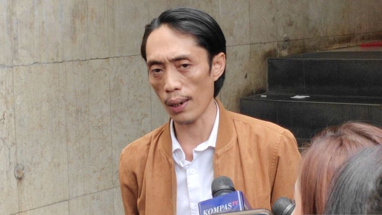 Kader PSI, Dian Sandi, diperiksa terkait unggahan ijazah Jokowi di media sosial dan dicecar 25 pertanyaan oleh Polda Metro Jaya.