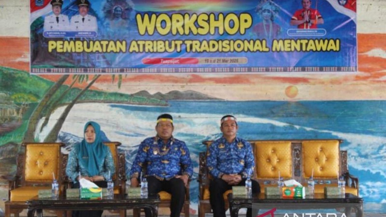 Pemkab Mentawai gelar pelatihan pembuatan atribut tradisional sebagai upaya melestarikan warisan budaya tak benda, diikuti oleh 50 peserta.