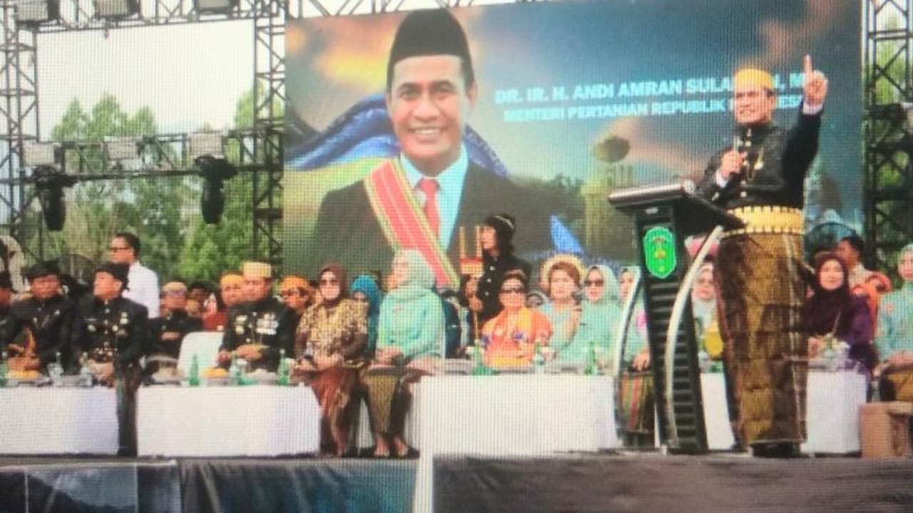 Mentan serahkan bantuan senilai Rp27 miliar untuk Kabupaten Luwu Timur pada HUT ke-22, sebagai dukungan sektor pertanian dan kesejahteraan petani.