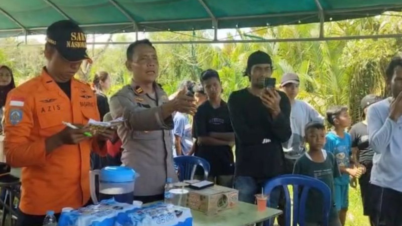Tim gabungan Basarnas dan Polsek Sungai Durian menyisir Sungai Manunggul mencari korban yang diduga diserang buaya saat memancing.