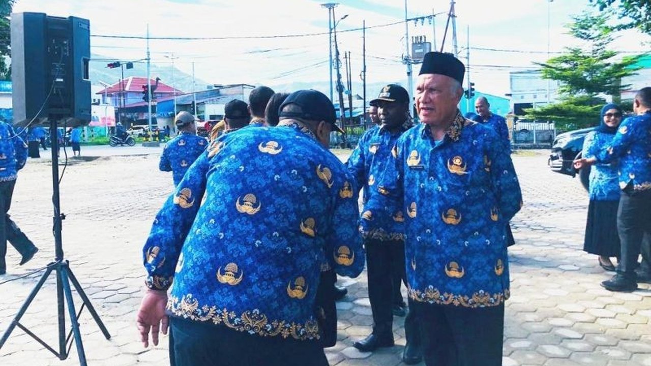 Pemkab Kaimana tingkatkan kompetensi guru melalui Program Gasing. Program ini diharapkan wujudkan visi Kaimana Cerdas dengan metode pembelajaran yang menyenangkan.