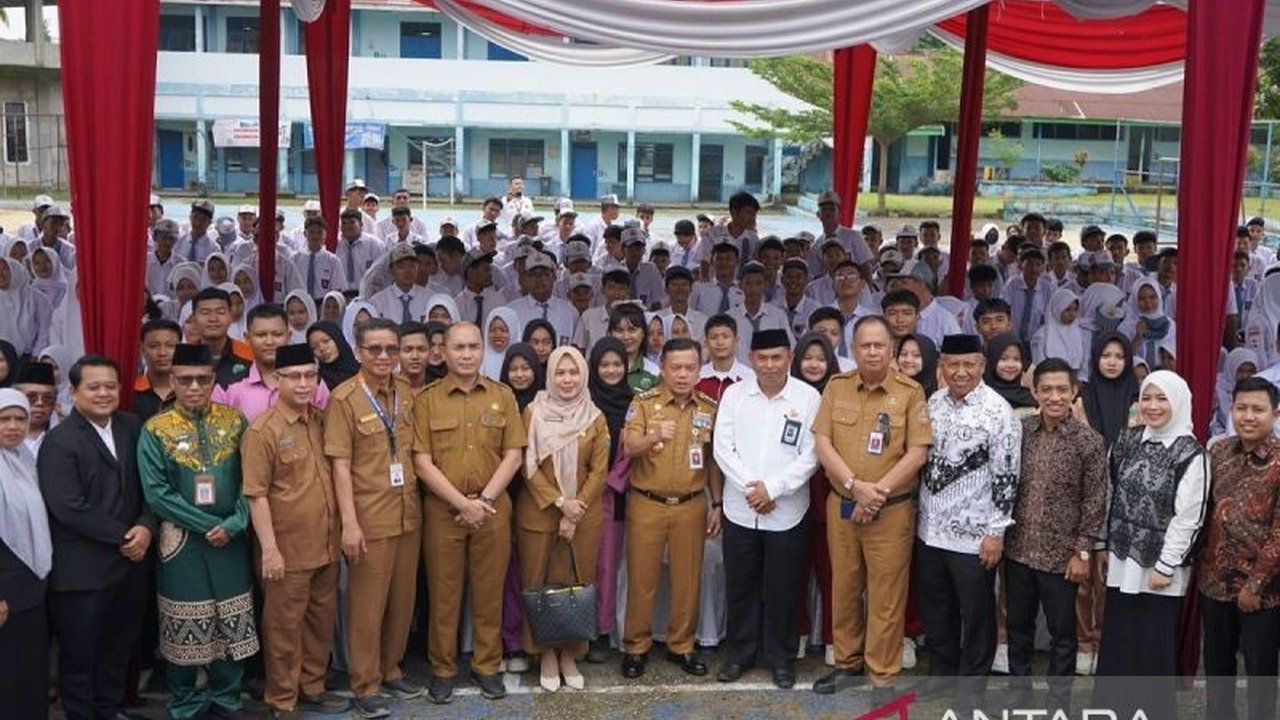 Gubernur Jambi, Al Haris, menyatakan judi online sebagai ancaman serius bagi pelajar dan akan mengeluarkan Instruksi Gubernur terkait larangan HP di sekolah.