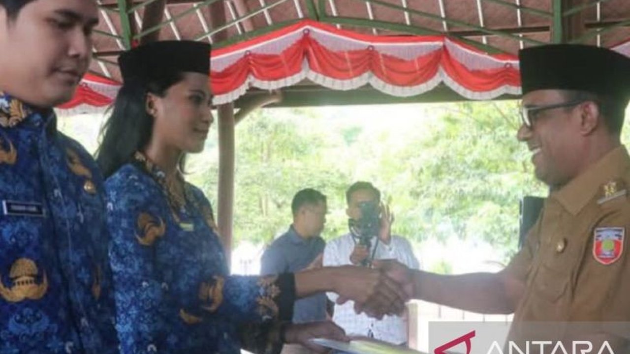 Pemkab Maluku Tengah serahkan 232 SK pengangkatan PNS baru formasi 2024, terdiri dari tenaga teknis dan kesehatan, untuk pembangunan daerah.