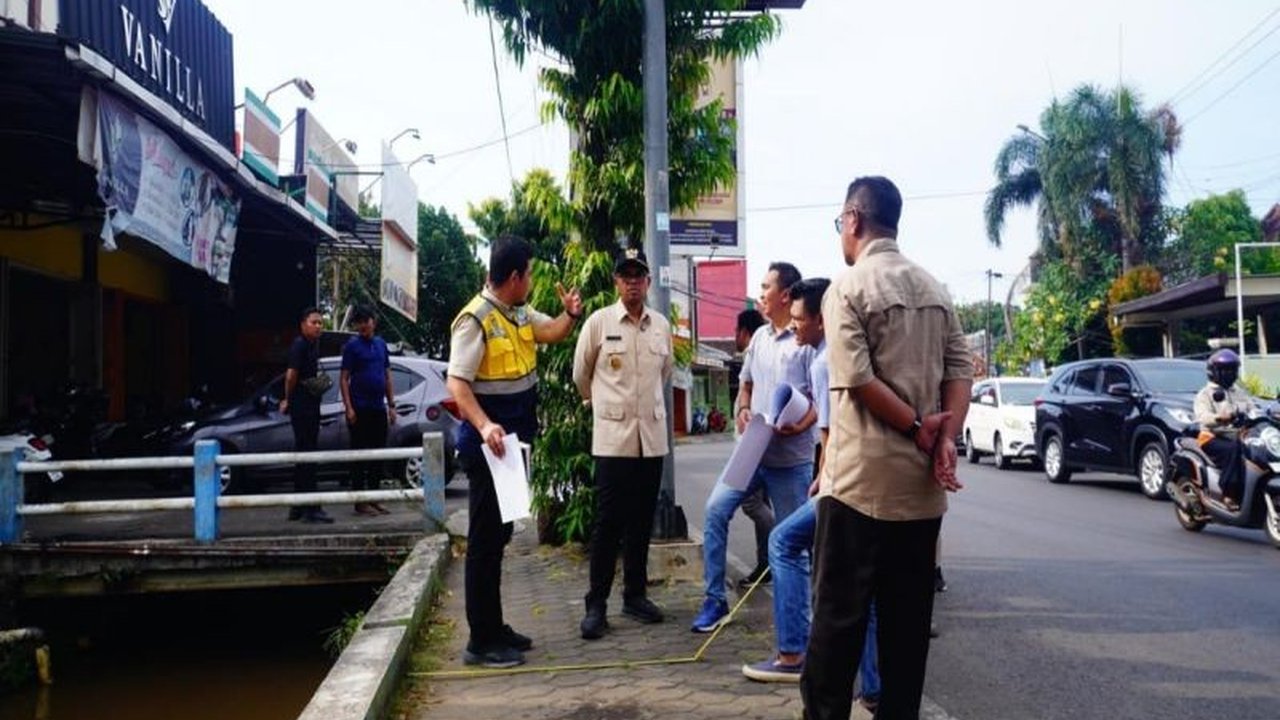 Pemkab Batang mengalokasikan Rp10 miliar dari APBD 2025 untuk proyek infrastruktur jembatan dan jalan, dengan beberapa proyek menunjukkan kemajuan signifikan.