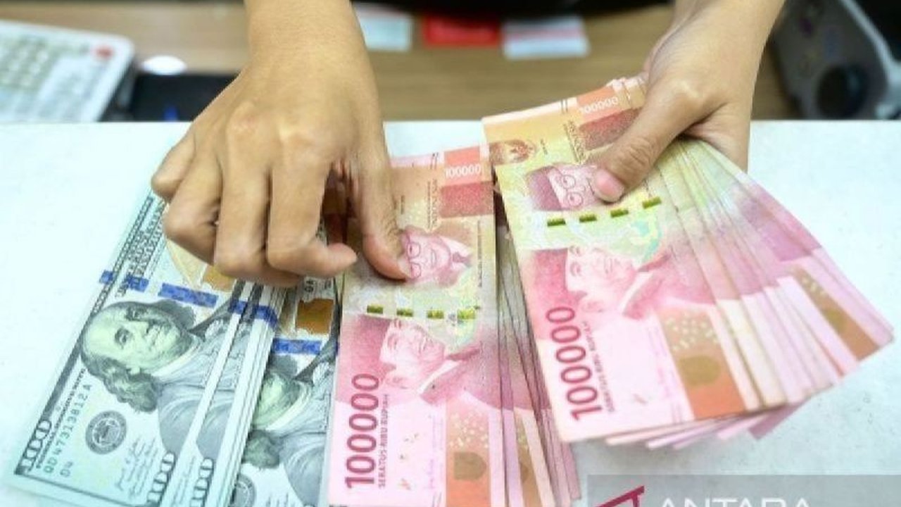 Rupiah menguat terhadap dolar AS dipicu peningkatan investasi hilirisasi yang mencapai Rp136,3 triliun pada kuartal I 2024, berkontribusi 29,3% terhadap total investasi.