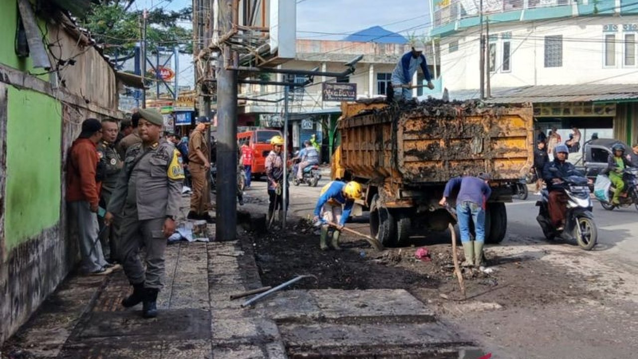 Pemkab Garut menertibkan PKL di sekitar Pasar Guntur Ciawitali yang melanggar aturan jam operasional dan mengganggu ketertiban umum.