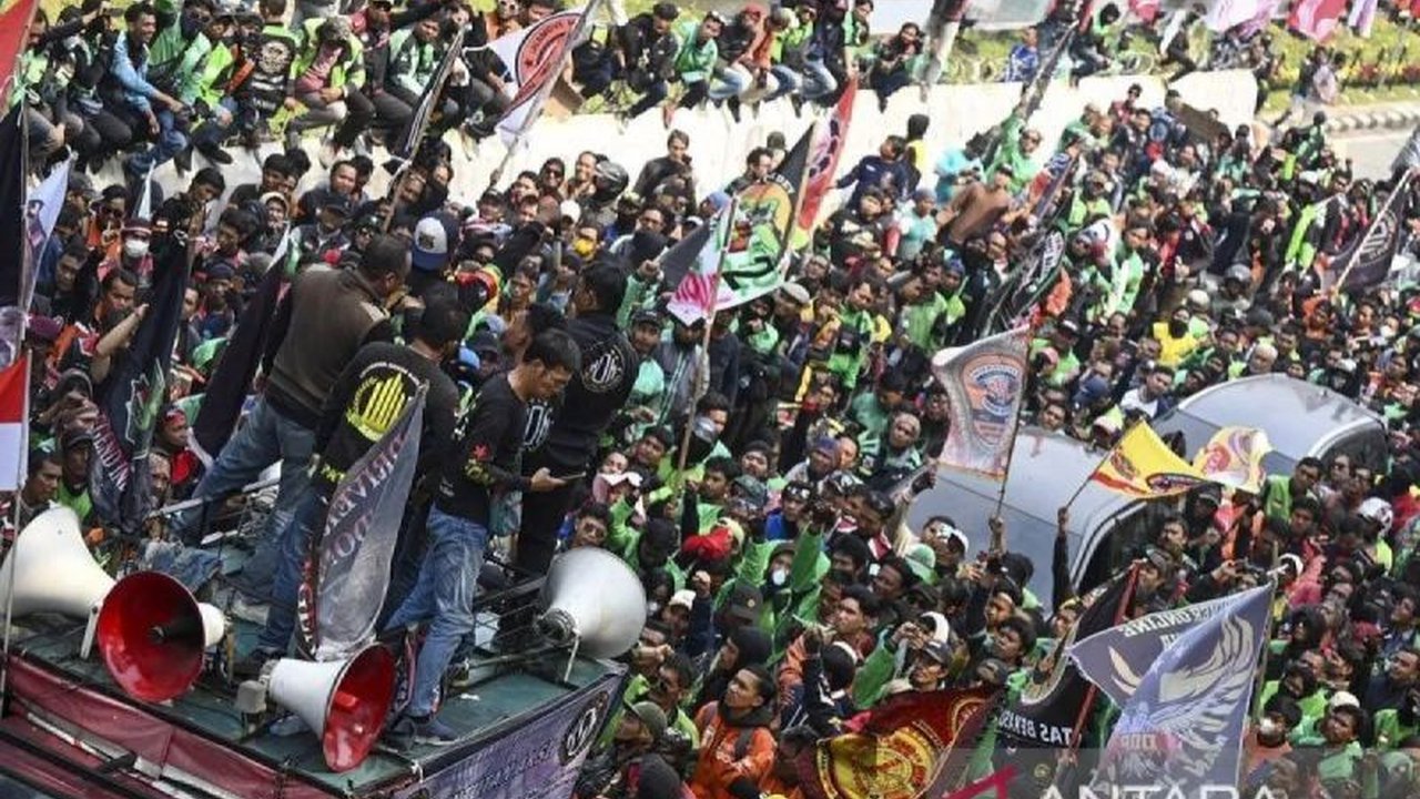 Aplikator ojol di Indonesia membantah tudingan potongan komisi lebih dari 20% jelang demo besar 500 ribu pengemudi pada 20 Mei 2025.