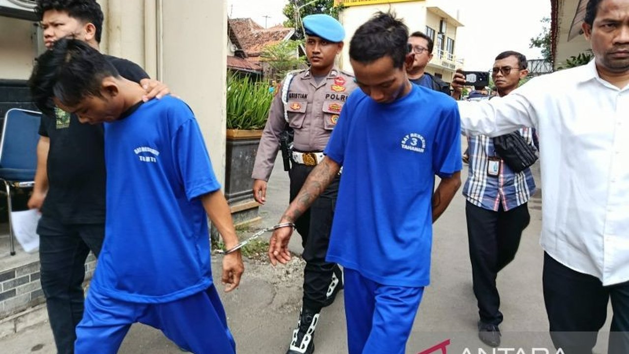 Polres Cirebon Kota berhasil menangkap dua pelaku curanmor lintas daerah, salah satunya residivis yang baru bebas dari penjara.