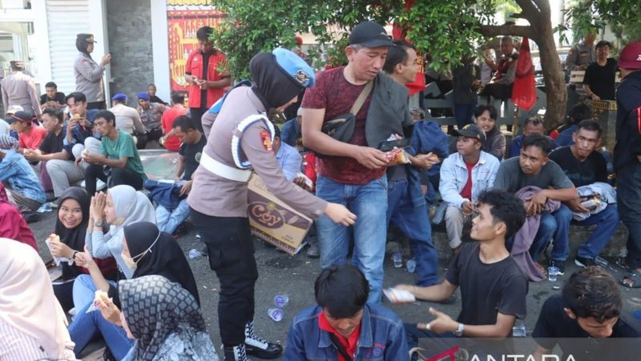 Ratusan buruh PT San Xiong Steel demo menuntut hak gaji yang belum dibayar, Pemkab Lamsel kerahkan 190 personel gabungan untuk pengamanan.