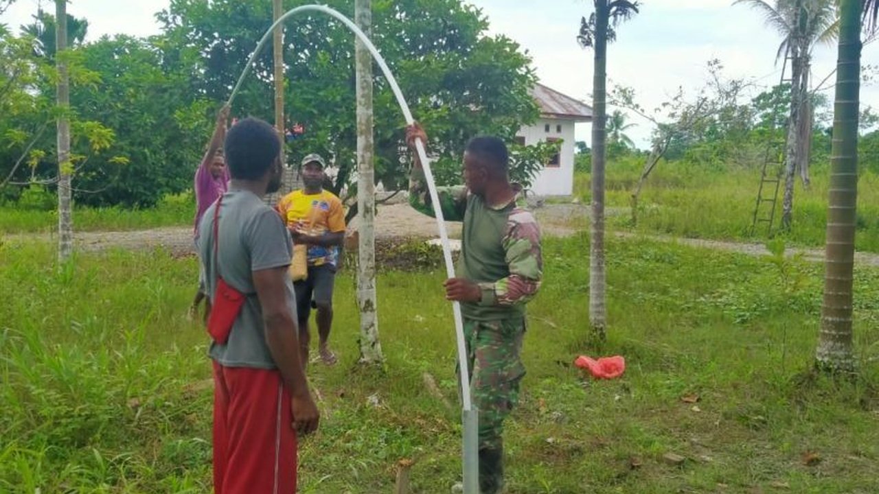Kodim Mimika membangun sumur bor dan MCK untuk meningkatkan kualitas hidup warga Kampung Iwaka melalui akses air bersih dan sanitasi layak.