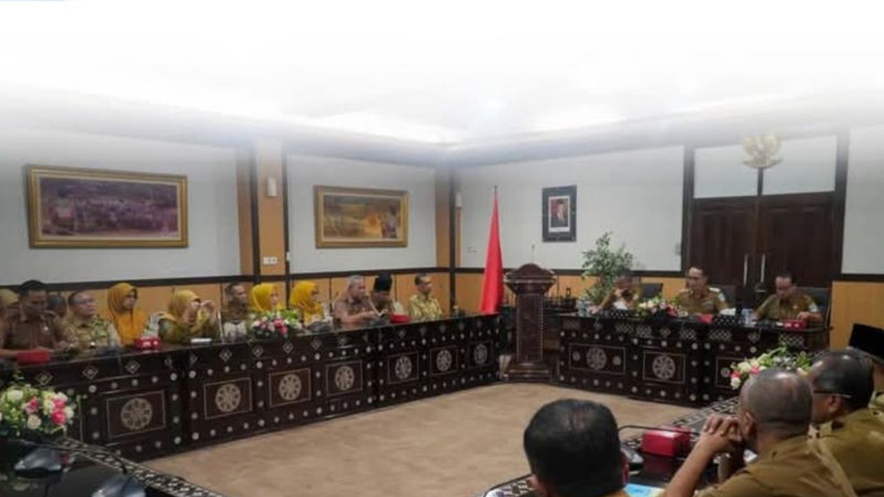 Pemkot Mataram terbuka terhadap tawaran solusi penanganan darurat sampah akibat penutupan TPA Kebon Kongok untuk revitalisasi.