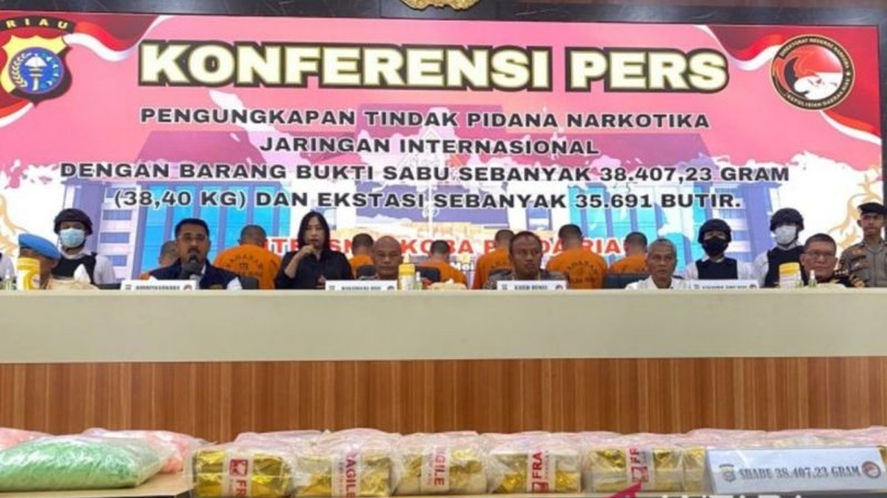 Polda Riau bersama Bea Cukai menggagalkan penyelundupan 35,9 kg sabu dan 35.700 butir ekstasi jaringan internasional, lima tersangka berhasil diamankan.