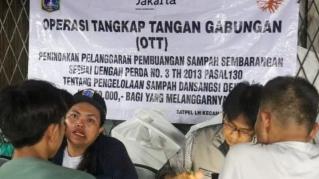 Sudin LH Jaksel gelar OTT dan menangkap 12 warga Kebayoran Lama yang kedapatan membuang sampah sembarangan, melanggar Perda dengan denda maksimal Rp500 ribu.