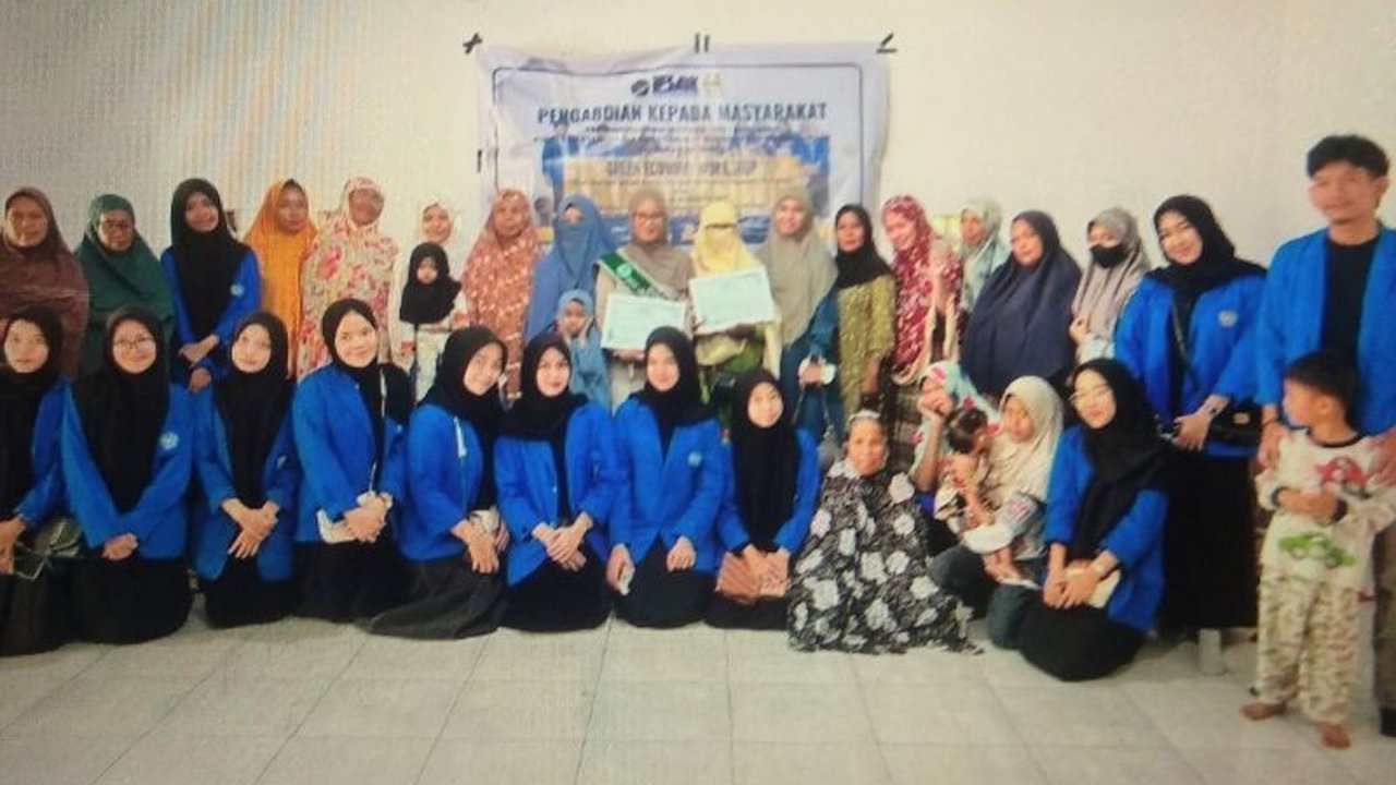 Mahasiswa Unismuh Makassar latih warga Gowa daur ulang sampah rumah tangga jadi produk bernilai ekonomi melalui Green Economy Workshop.