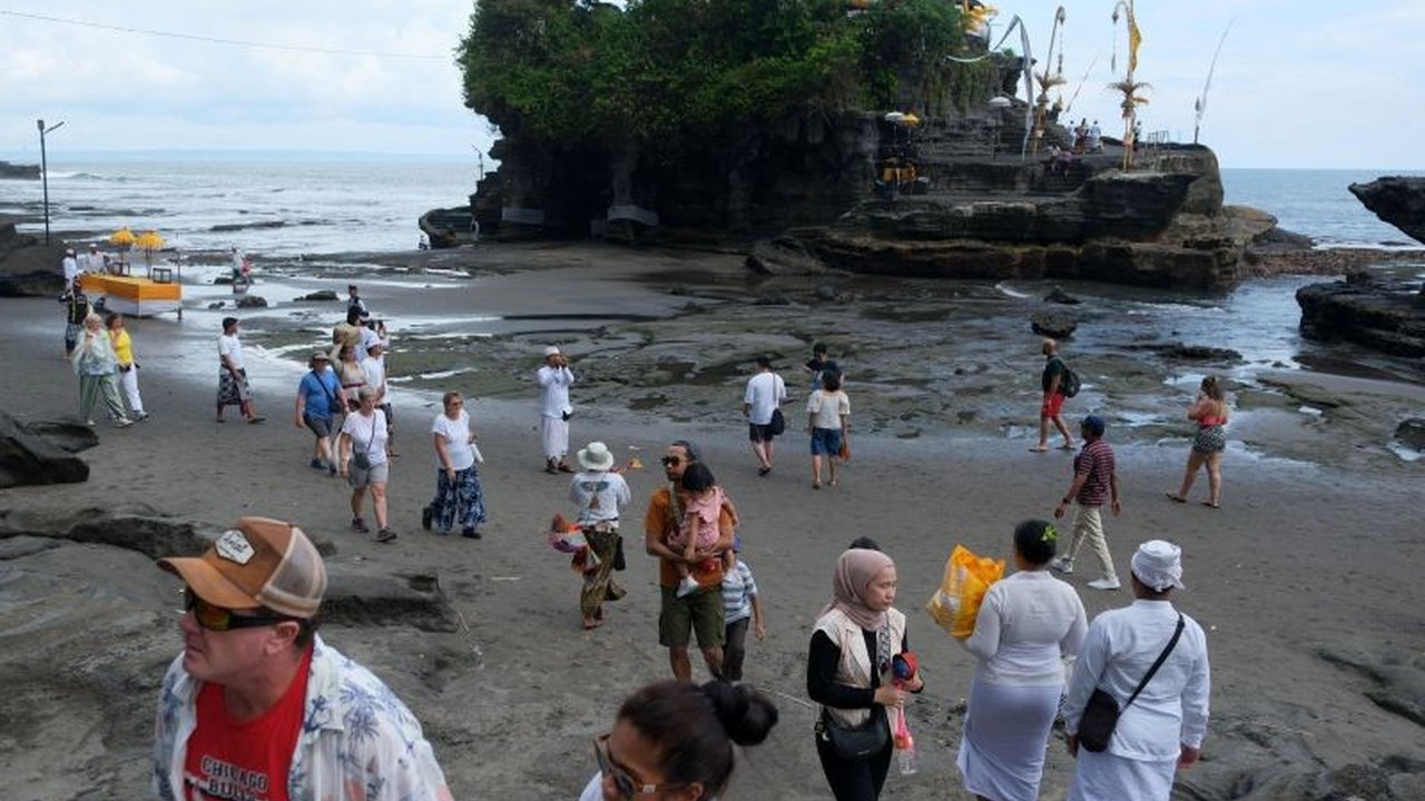 Pariwisata berkelanjutan jadi solusi atasi tantangan global seperti overtourism, perubahan iklim, dan komodifikasi budaya di sektor wisata Indonesia.