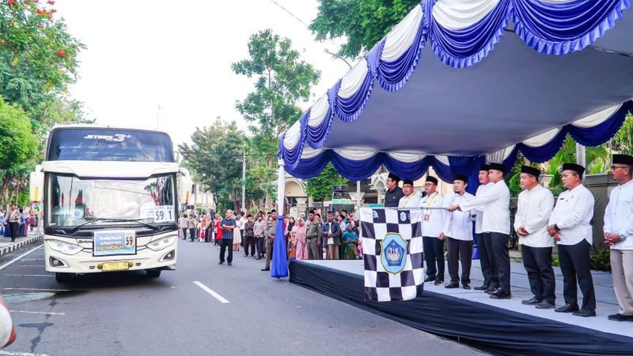 Sebanyak 1.831 calon haji asal Lamongan diberangkatkan ke tanah suci. Bupati Lamongan imbau jamaah menjaga kesehatan mengingat cuaca ekstrem.