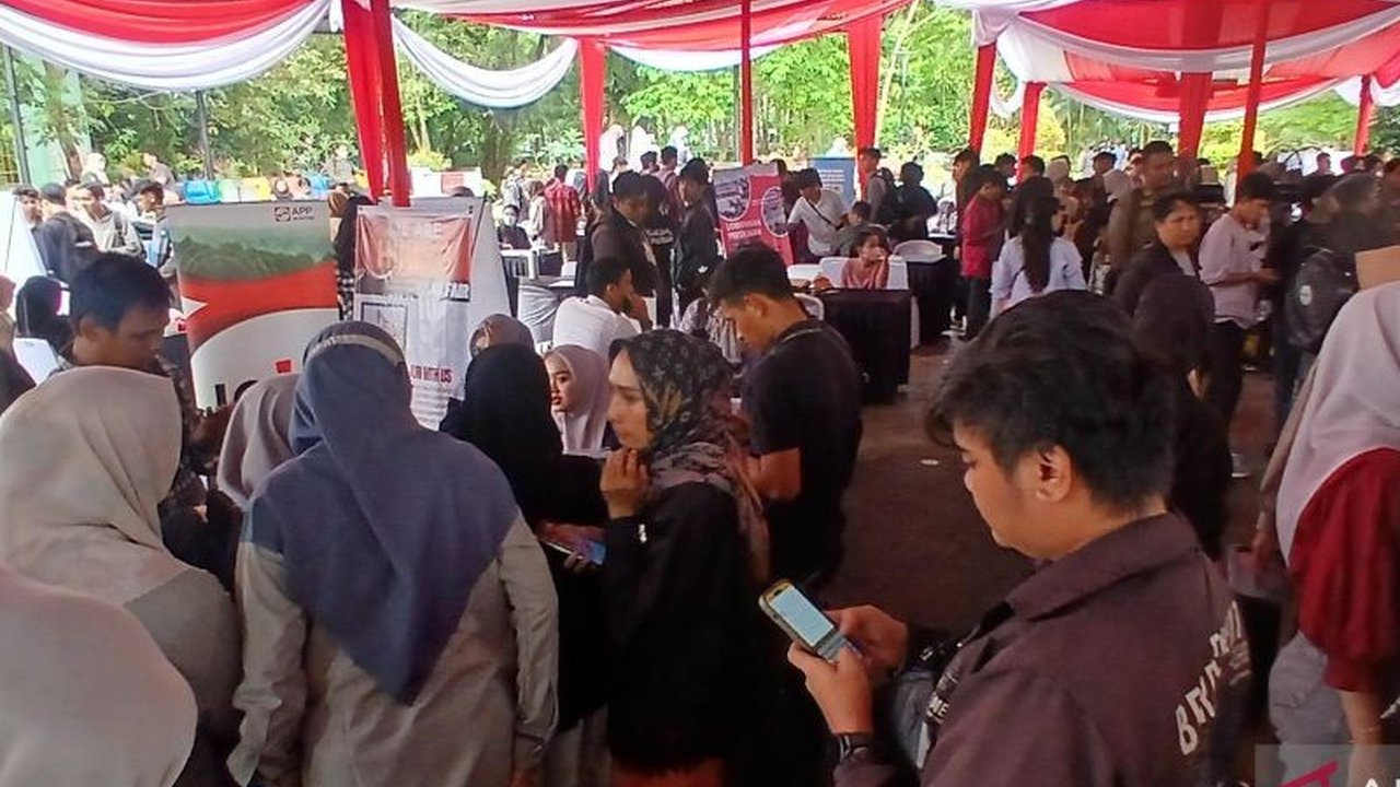 Pemkot Jambi membuka 13 ribu lowongan kerja dari 44 perusahaan dalam bursa kerja untuk HUT Pemkot Jambi 2025.