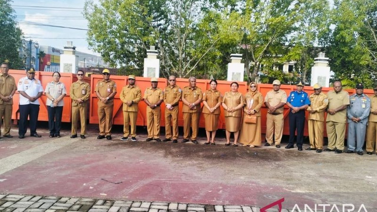 Pemkot Sorong perkuat penanganan sampah di tingkat distrik dengan menambah fasilitas seperti bak sampah dan motor pengangkut sampah.