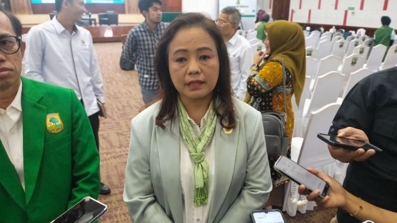 Komisi Informasi menyatakan Jokowi tak wajib buktikan keaslian ijazah. UGM sebagai pihak yang mengeluarkan ijazah yang harus membuktikannya.