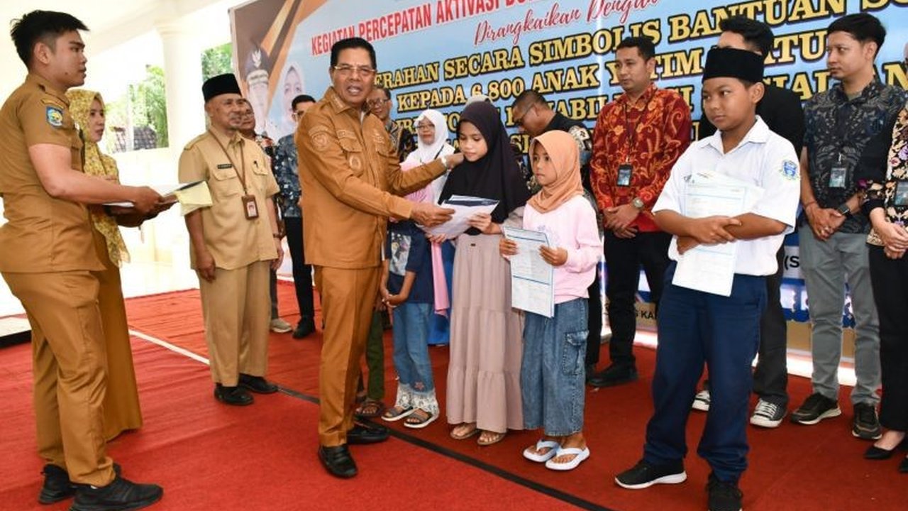 Kemensos memberikan buku rekening kepada 6.800 anak yatim di Lombok Timur sebagai bentuk dukungan dan perhatian pemerintah.
