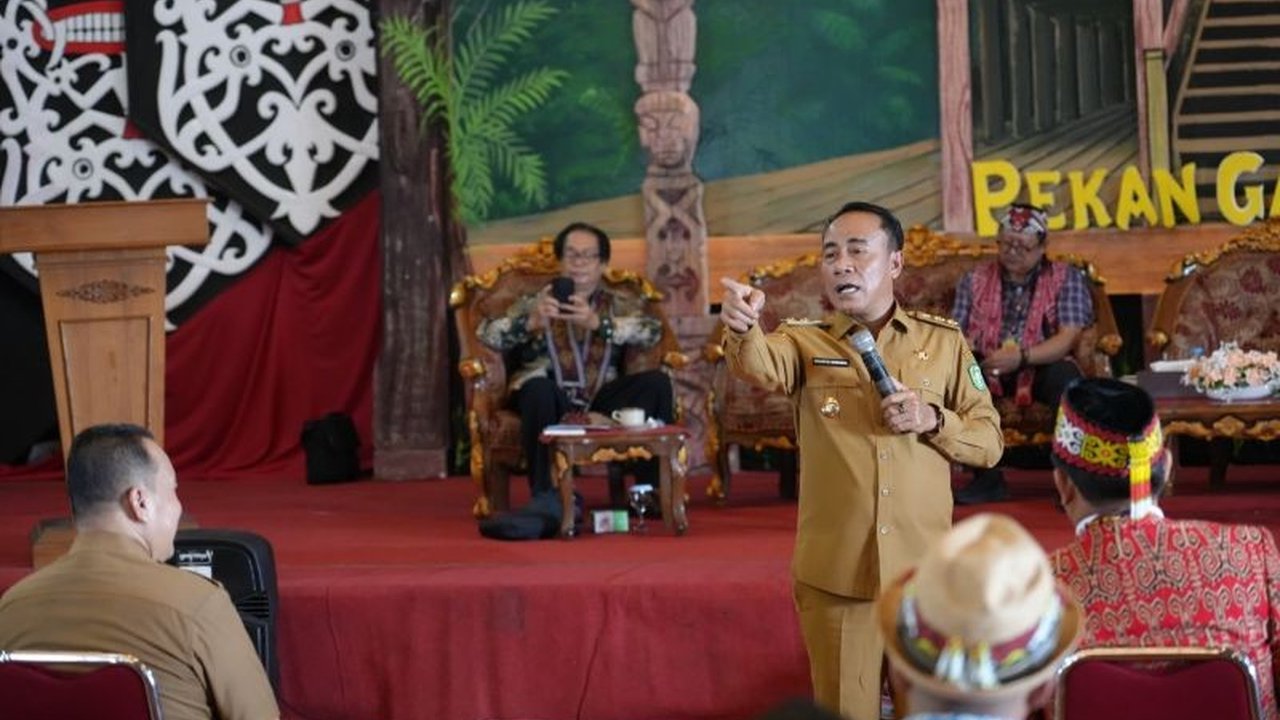 Wagub Kalbar, Krisantus Kurniawan, menekankan pentingnya literasi digital bagi generasi Dayak untuk hadapi tantangan globalisasi dan manfaatkan teknologi.