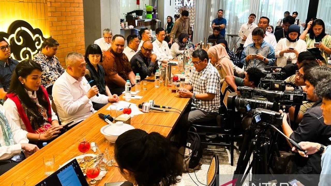 Menhub Dudy Purwagandhi kumpulkan aplikator ojol seperti Grab, Maxim, Goto, dan inDrive untuk membahas isu potongan tarif yang dikeluhkan oleh para pengemudi.