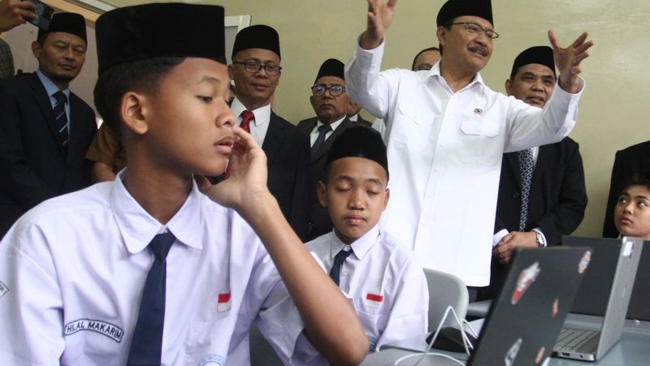 Mensos Saifullah Yusuf siapkan kurikulum formal dan karakter untuk Sekolah Rakyat, target renovasi 53 lokasi rampung Juni 2025.