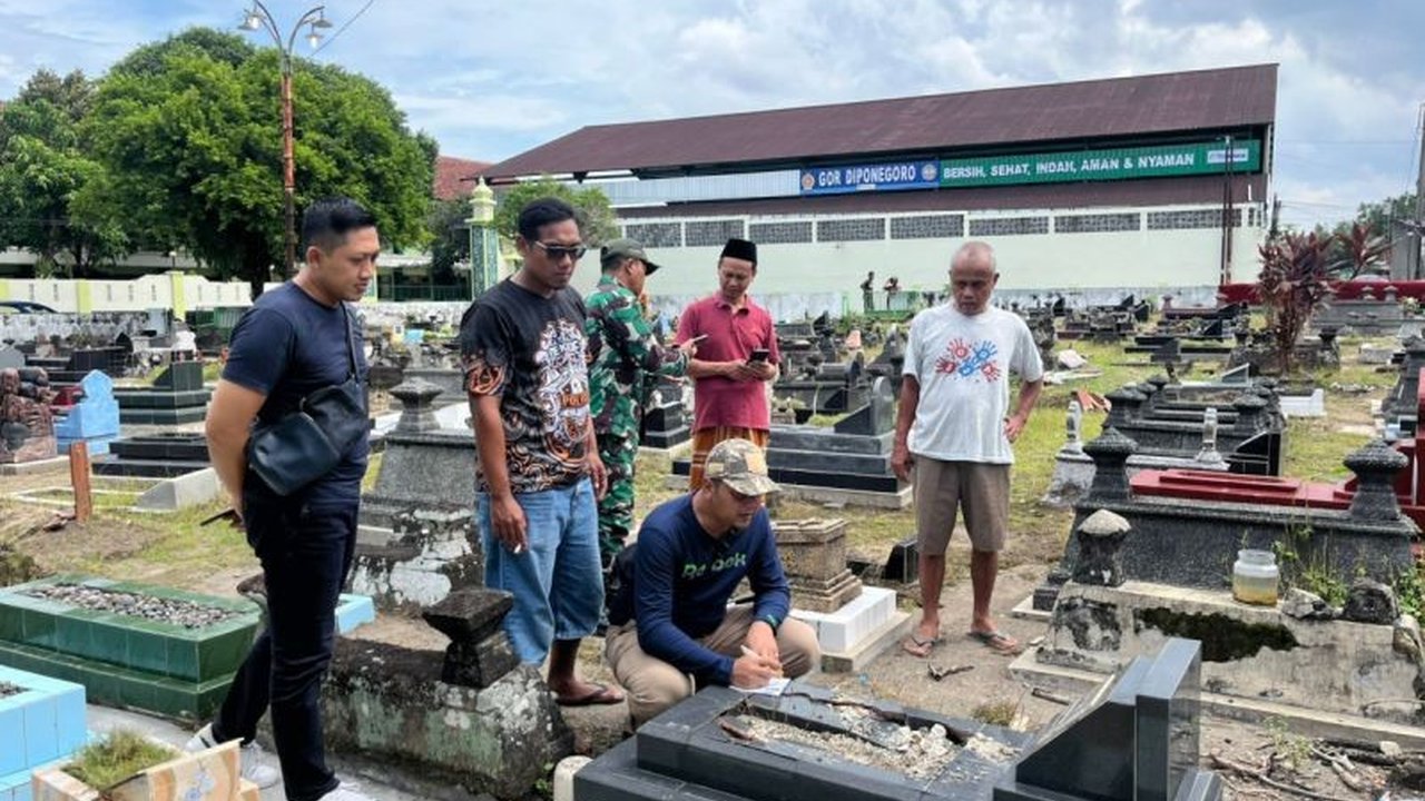 Bupati Bantul, Abdul Halim Muslih, mengecam pengrusakan makam sebagai tindakan kriminal tidak logis dan sedang menunggu hasil investigasi polisi.