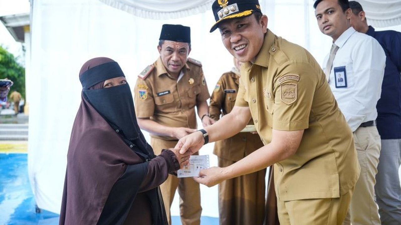 Pemkab Morowali luncurkan program bansos tunai Rp700 ribu per bulan untuk membantu masyarakat kurang mampu memenuhi kebutuhan hidup sehari-hari.