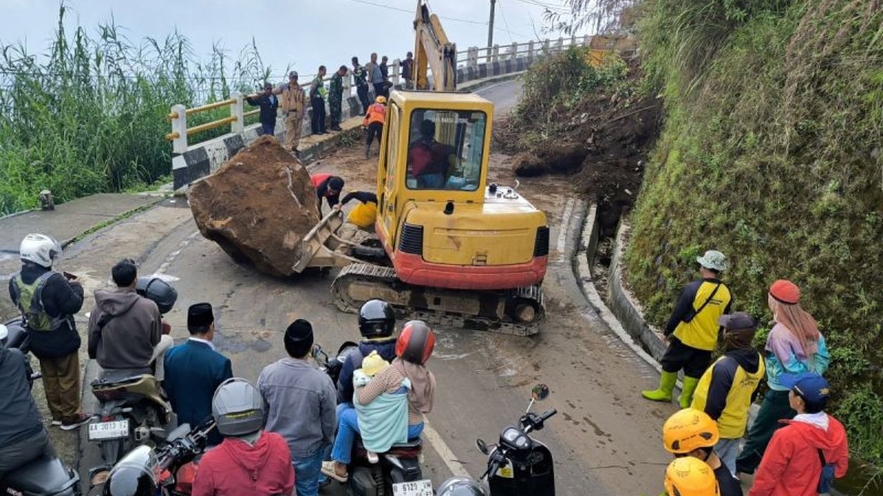 Akses jalur Wonosobo-Dieng yang sempat tertutup akibat longsor kini sudah bisa dilalui. Pengguna jalan diimbau tetap waspada.