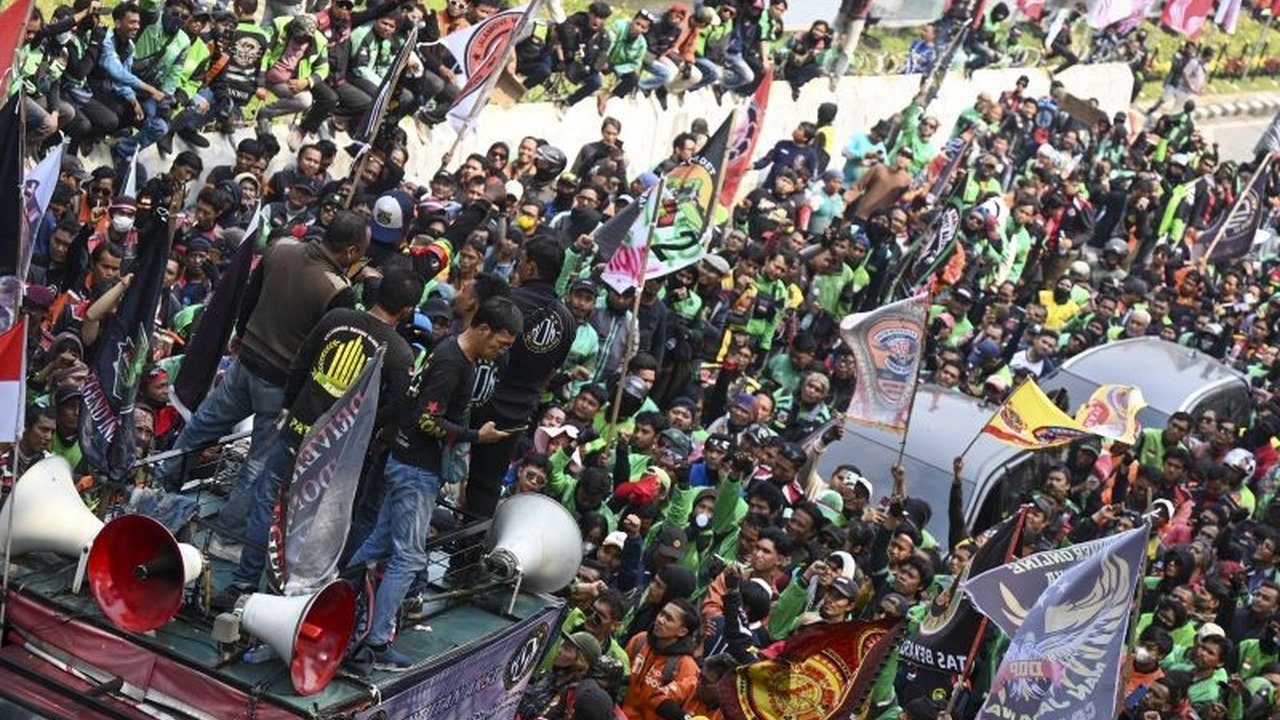 Transjakarta alihkan rute bus situasional imbas demo ojol serentak pada 20 Mei 2025. Pelanggan diminta pantau aplikasi TJ dan medsos resmi.