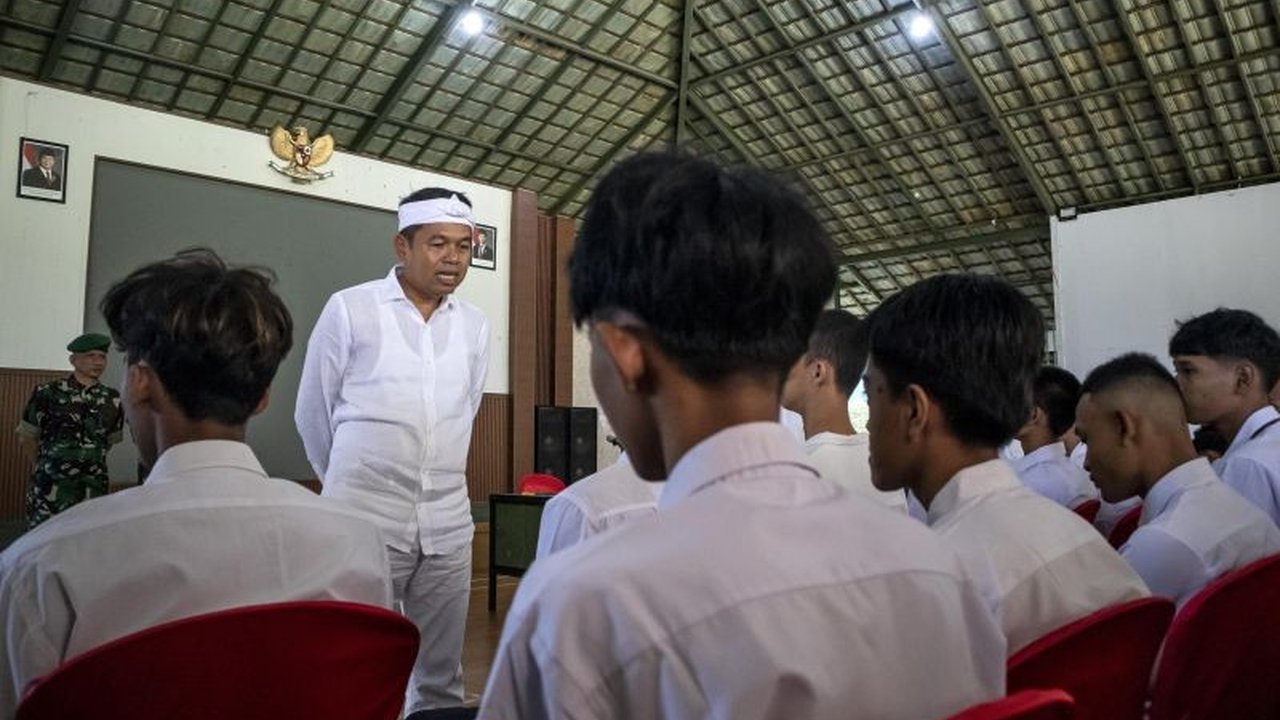 Dedi Mulyadi menyarankan KPAI tidak hanya mengoreksi, namun juga mengambil langkah konkret dalam program pendidikan karakter di Jawa Barat.