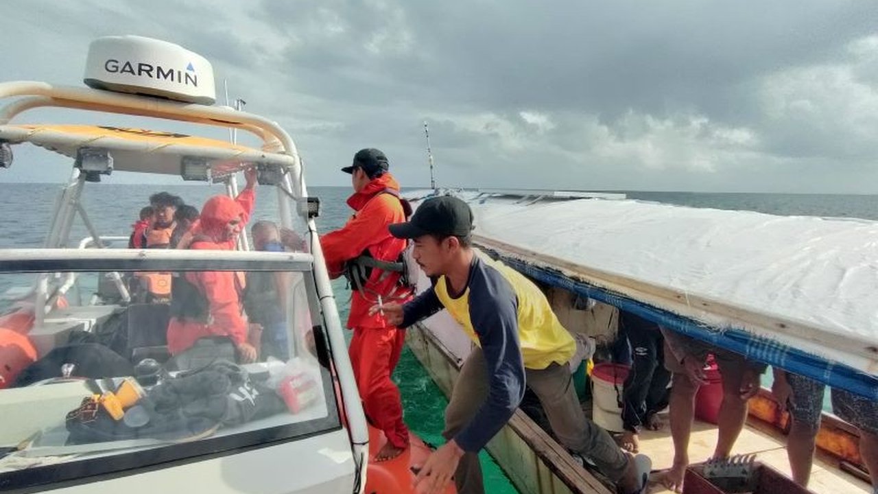 Tim SAR Evakuasi 12 Pemancing Korban Kecelakaan Kapal di Perairan Wakatobi