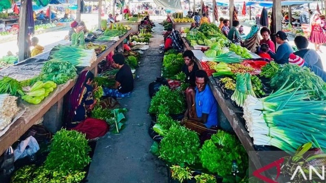 Pemkab Jayawijaya memastikan harga bahan pangan stabil jelang Idul Adha, dengan pemantauan intensif dan sidak pasar untuk mencegah inflasi.