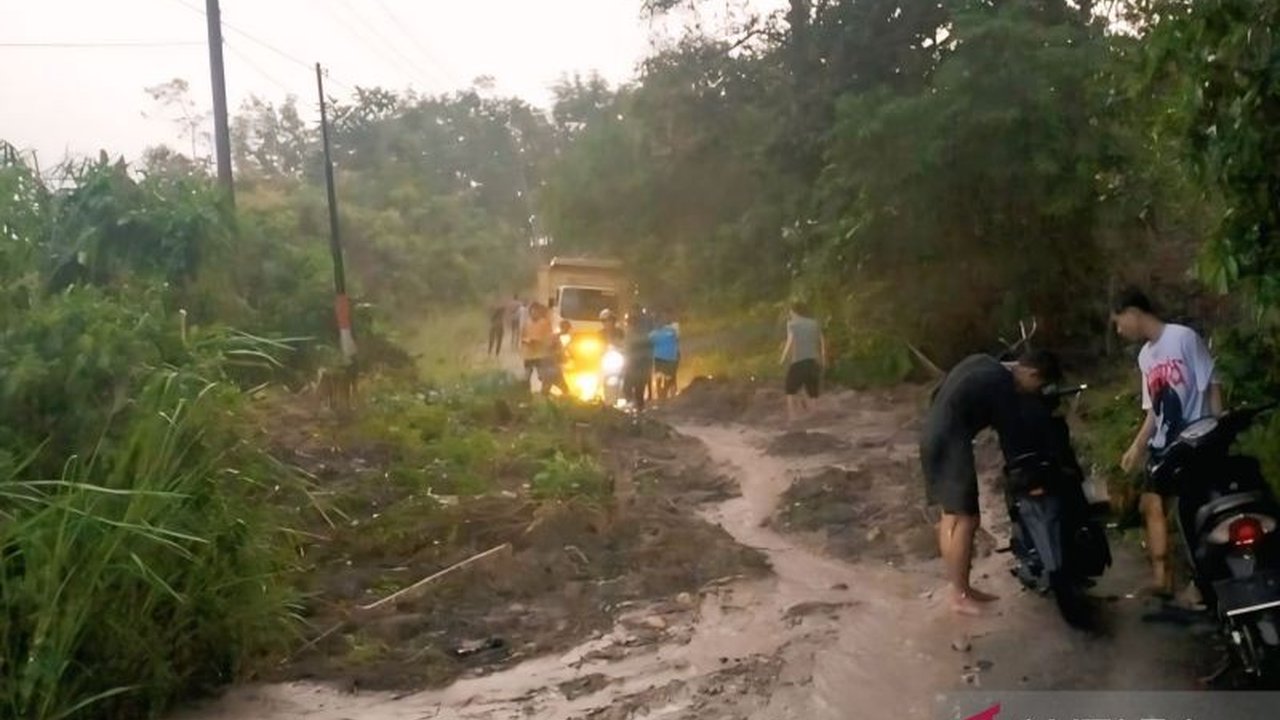 BPBD OKU Selatan Evakuasi Longsor di Gunung Terang, Akses Jalan Kembali Dibuka!