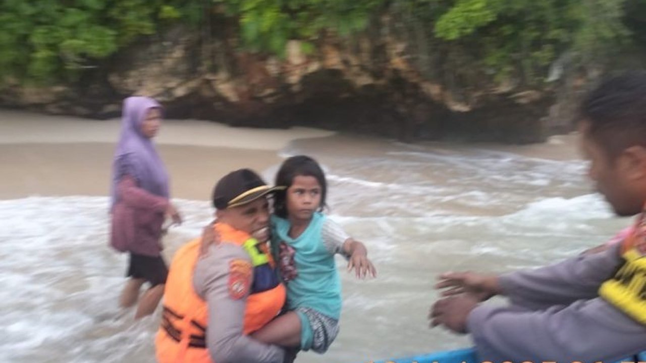 Polres Bursel Evakuasi Keluarga Korban Kecelakaan Laut di Pulau Talang