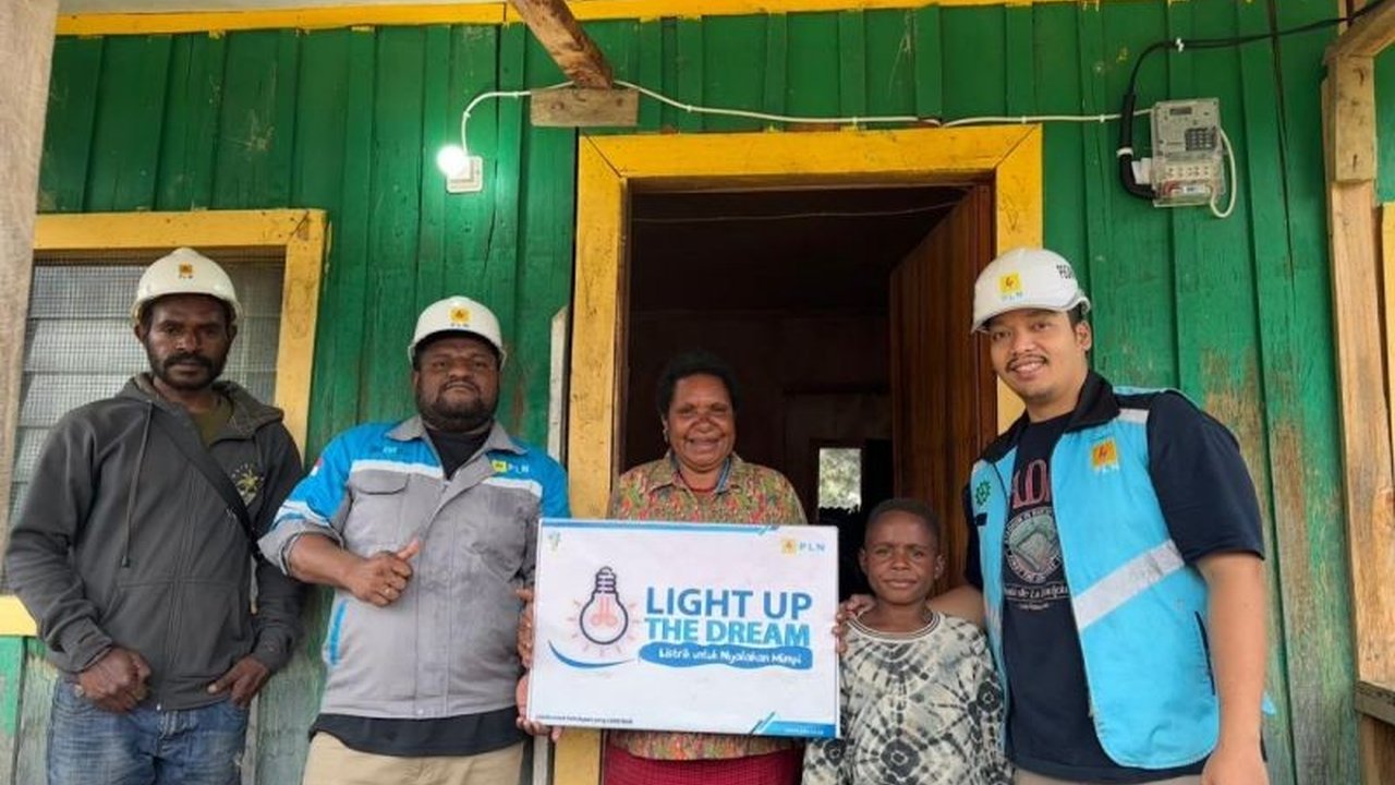 PLN memberikan bantuan sambungan listrik gratis bagi warga kurang mampu di Lanny Jaya melalui program Light Up The Dream.